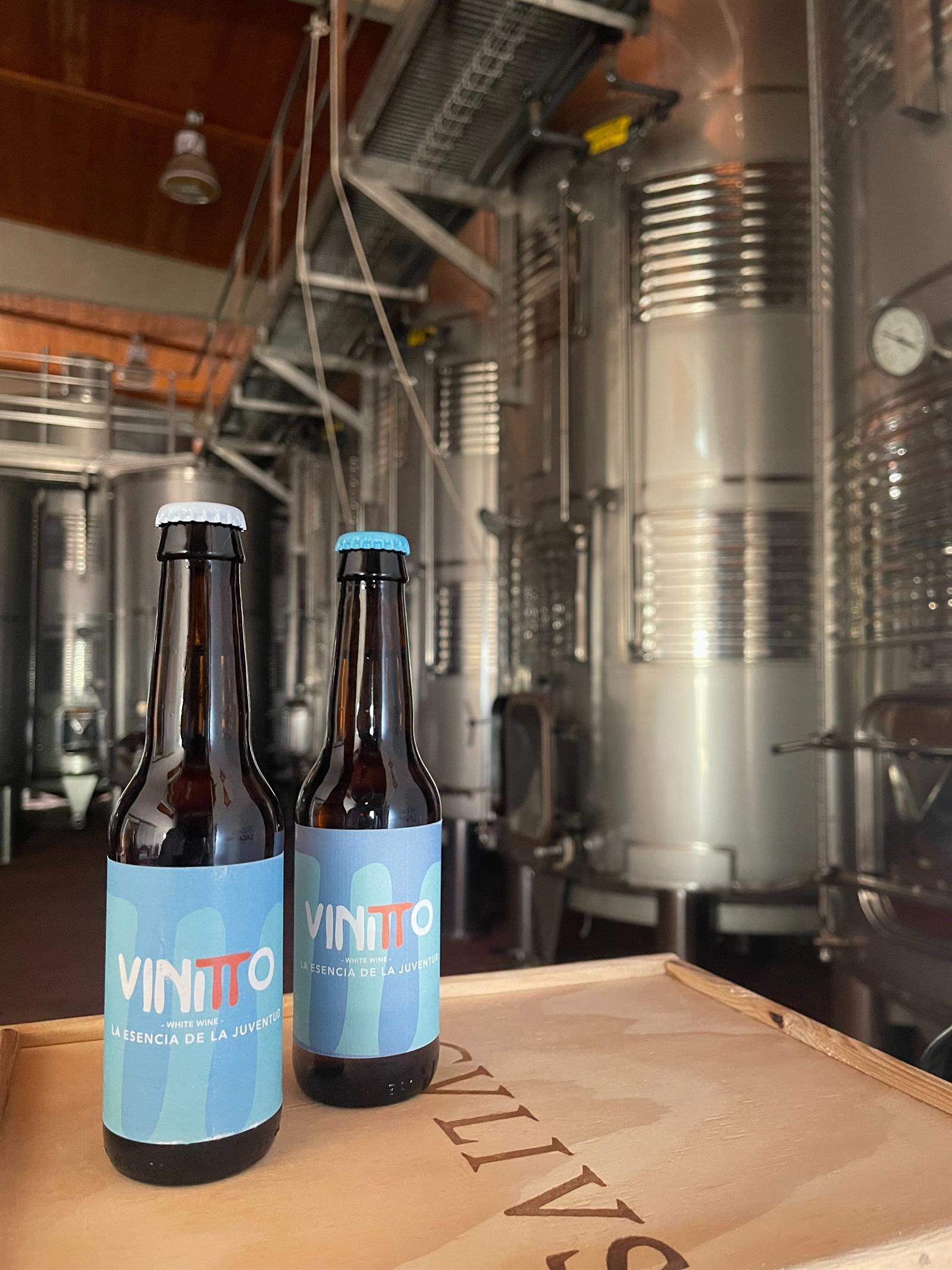 Interior de bodega en blanco y negro