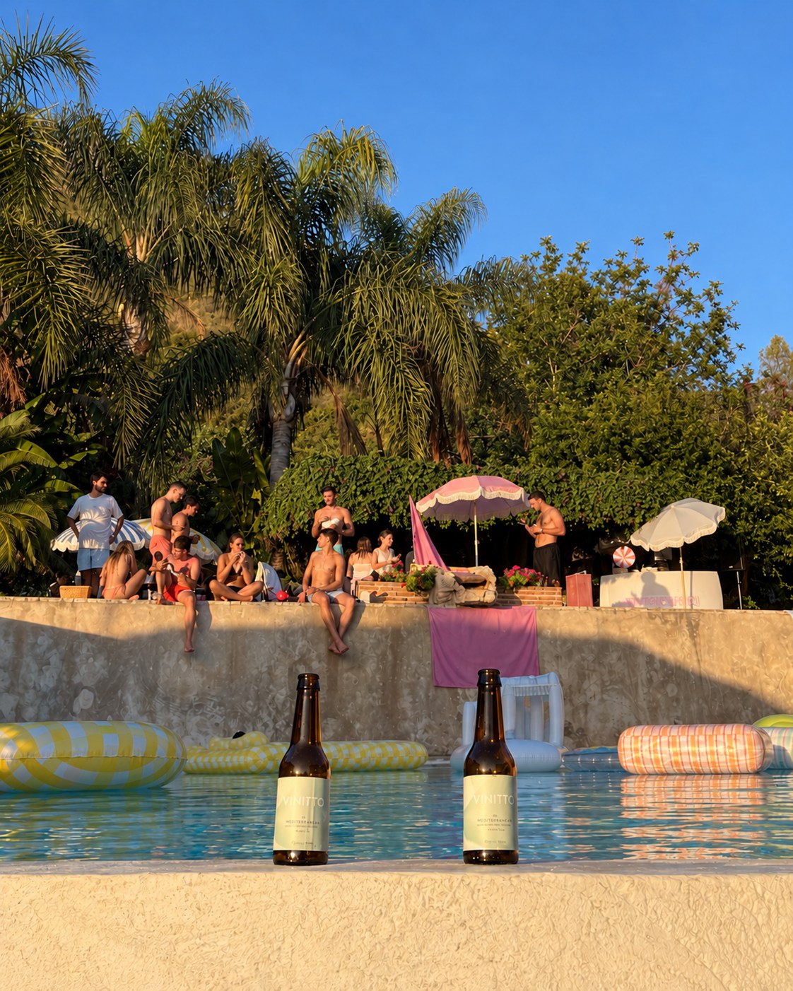 Botellines Vinitto en la piscina con ambiente de terraza y aperitivo