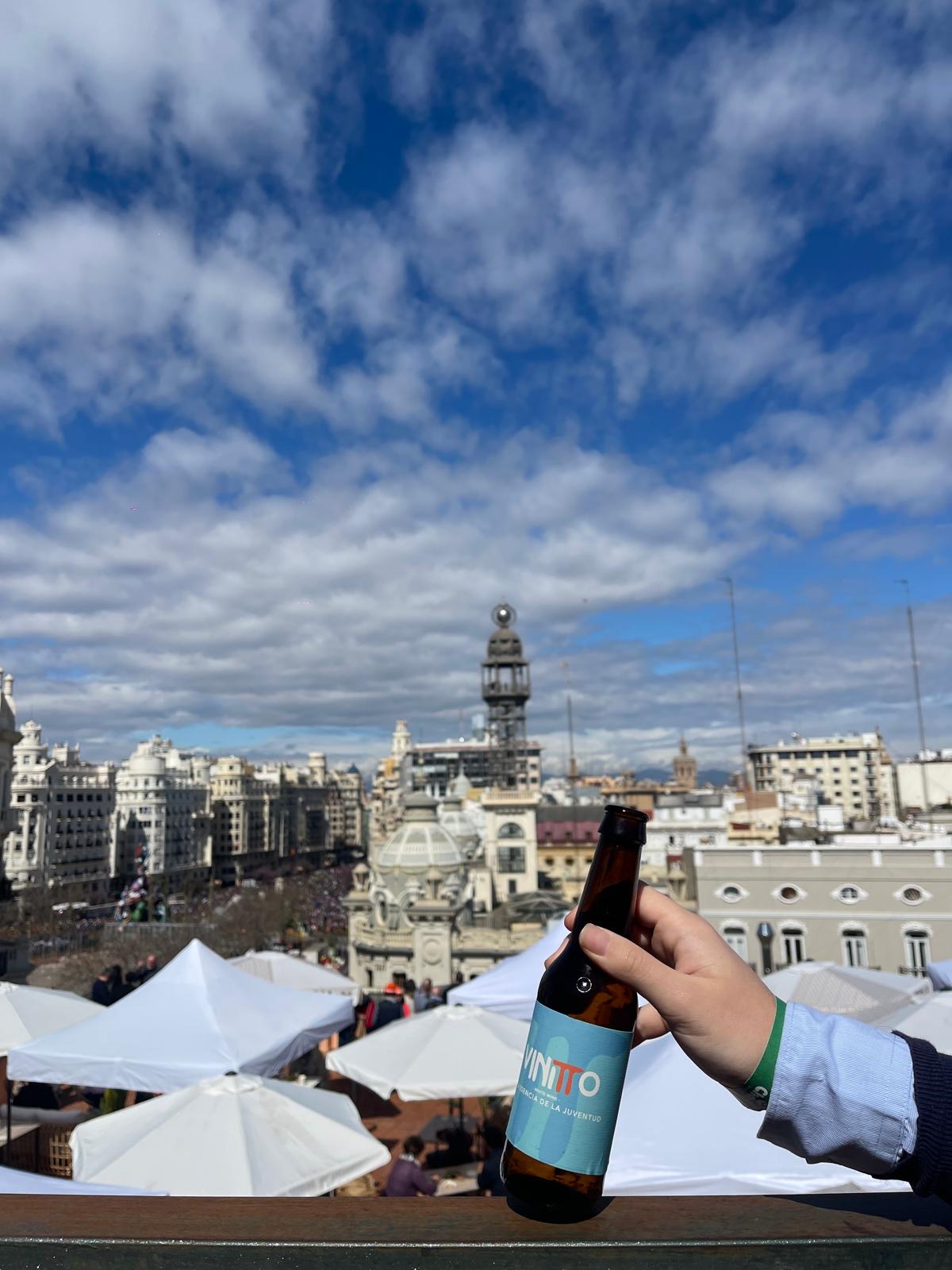 Botellas Vinitto sobre caja en bodega